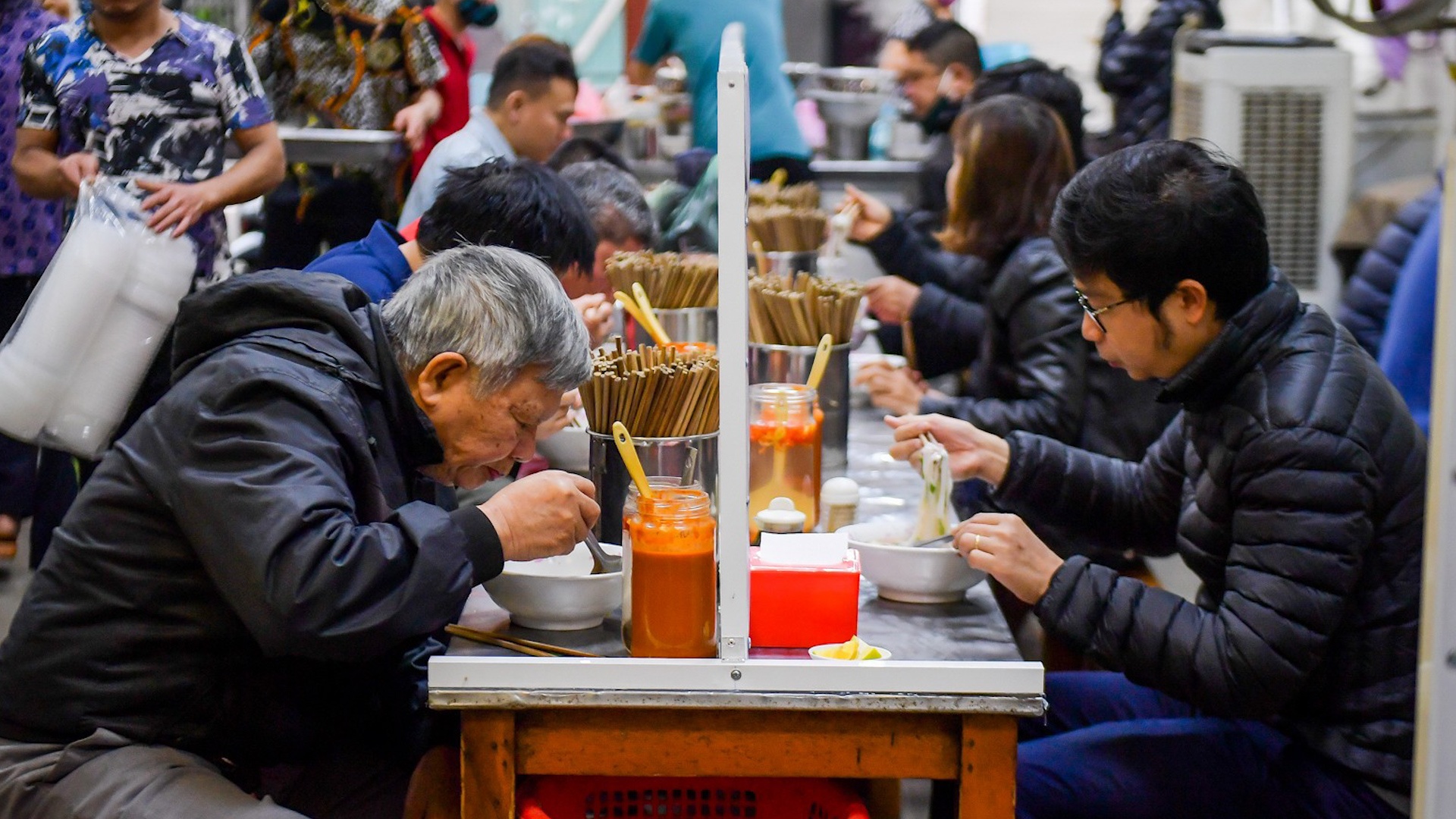 Quan pho Ha Noi lam vach ngan sau dot gian cach xa hoi hinh anh