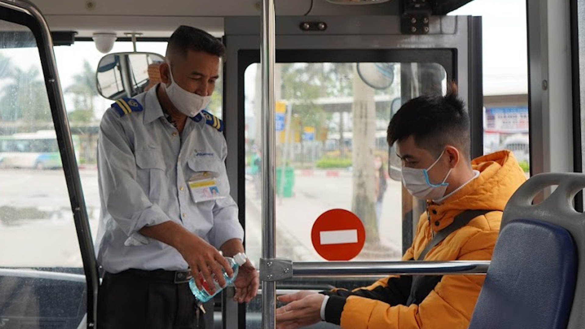 Khach di xe buyt phai ngoi cach nhau 2 m, bat buoc deo khau trang hinh anh