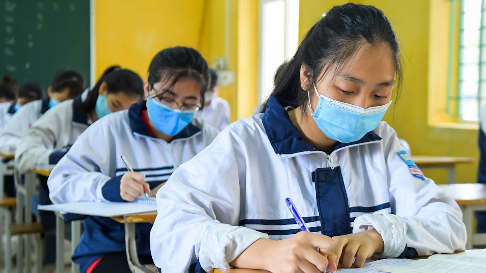 Ngoi cach nhau 2 m, tuan hoc 3 buoi de bao dam an toan khi den truong hinh anh