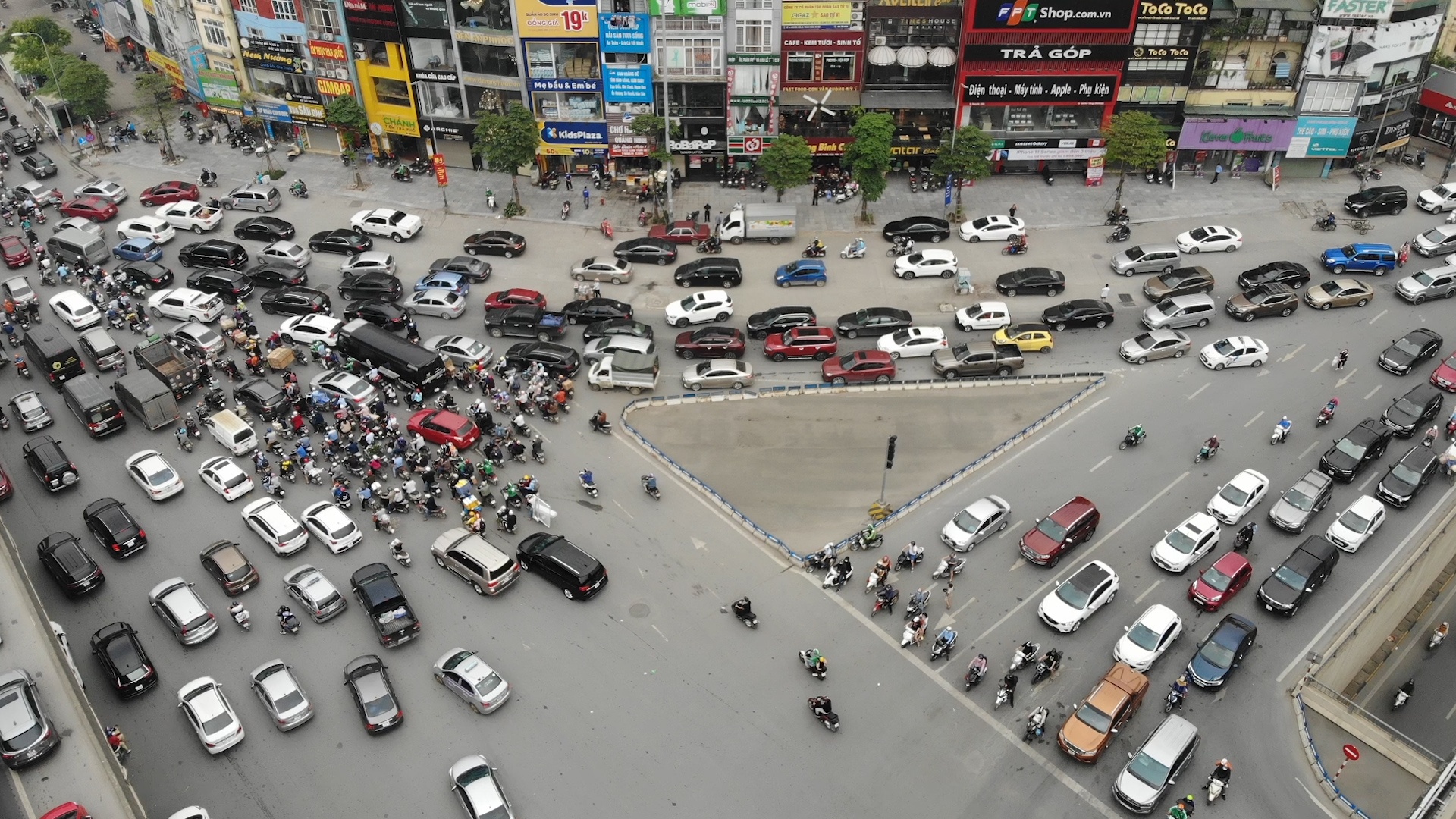 Cua ngo Ha Noi un tac tu sang den trua 30/4 hinh anh