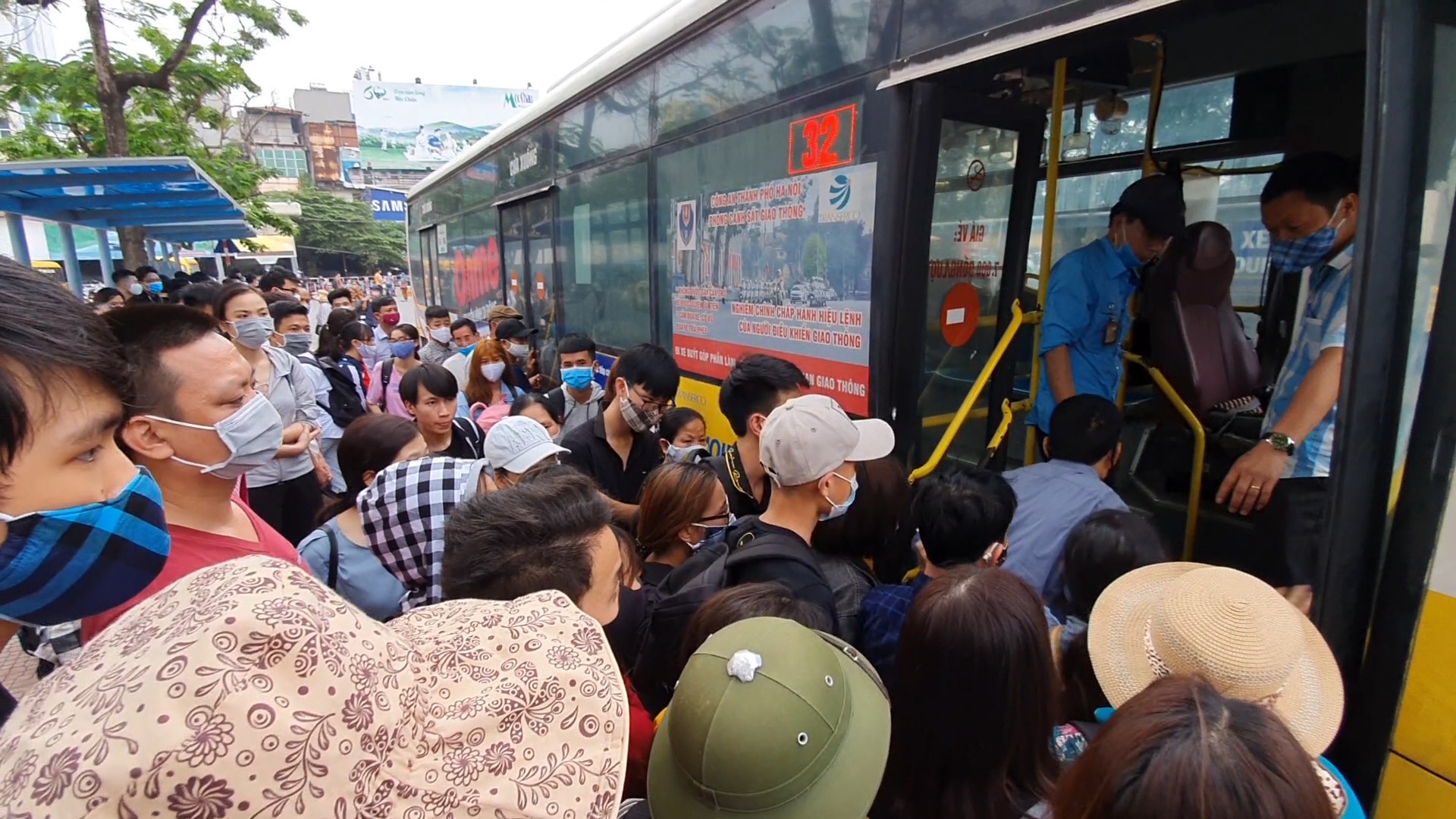 Nguoi dan chen lan o tram xe buyt de tro lai Ha Noi sau le hinh anh
