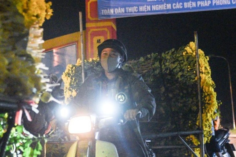 Cho hoa di ban ngay trong dem duoc do cach ly hinh anh