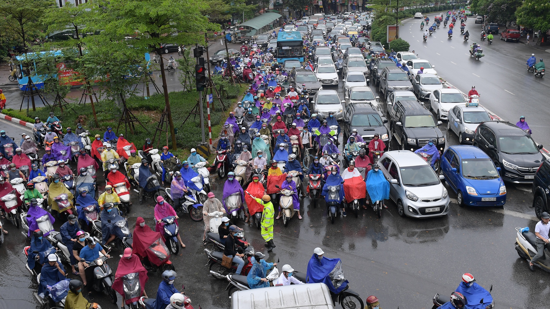 Duong pho Ha Noi tac dai trong mua hinh anh