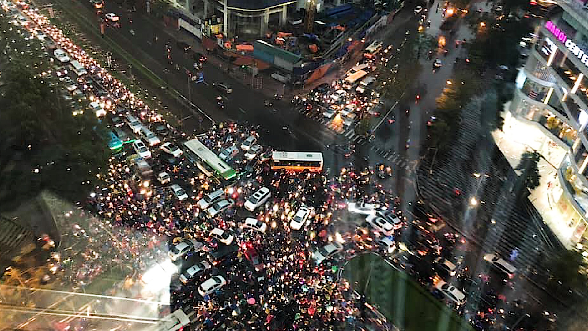 Canh hon loan tren duong pho Ha Noi trong con mua chieu hinh anh