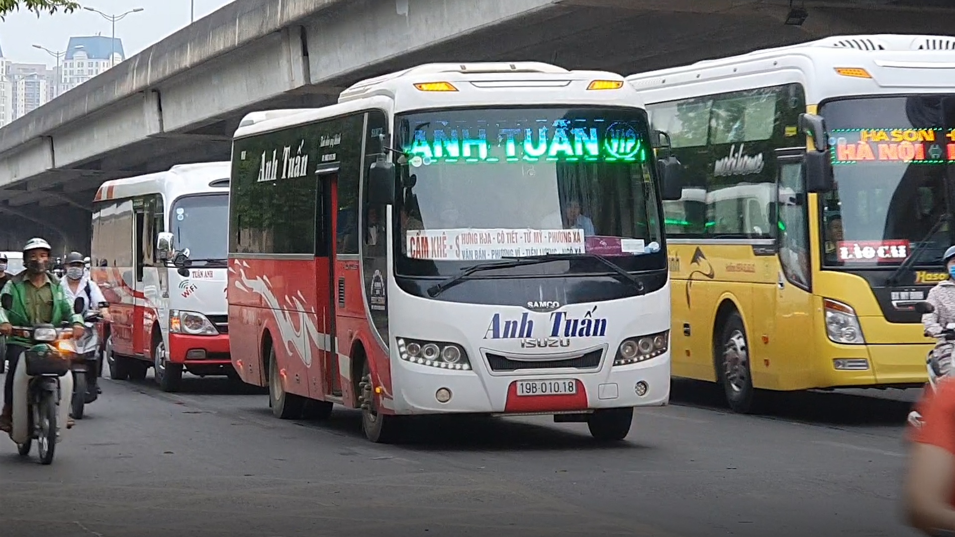 Hang chuc xe khach chay toc do 'rua bo' de don khach hinh anh