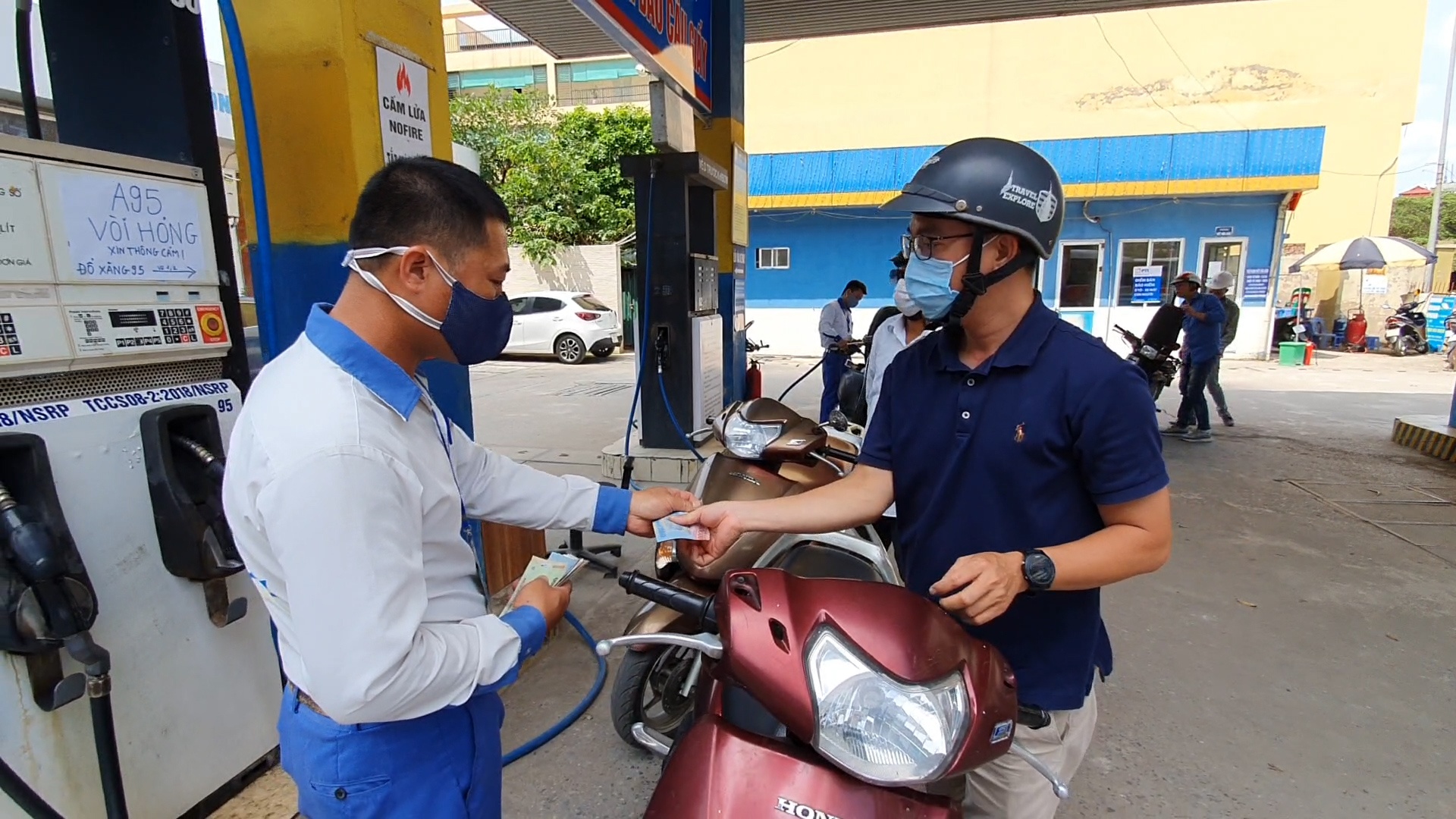 Cay xang ban gioi han cho moi xe chi 30.000 dong hinh anh