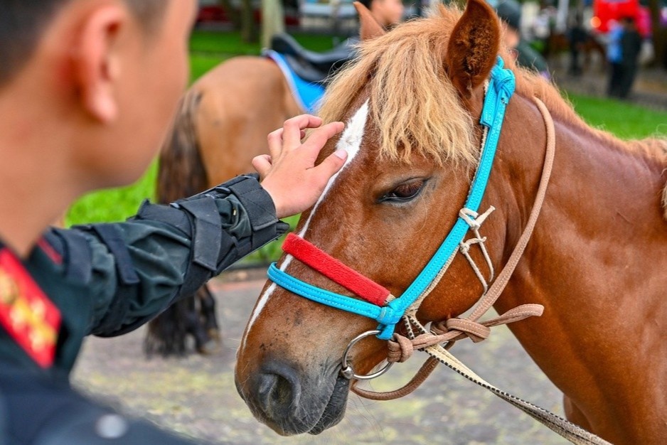 Canh sat co dong ky binh lan dau dieu hanh hinh anh