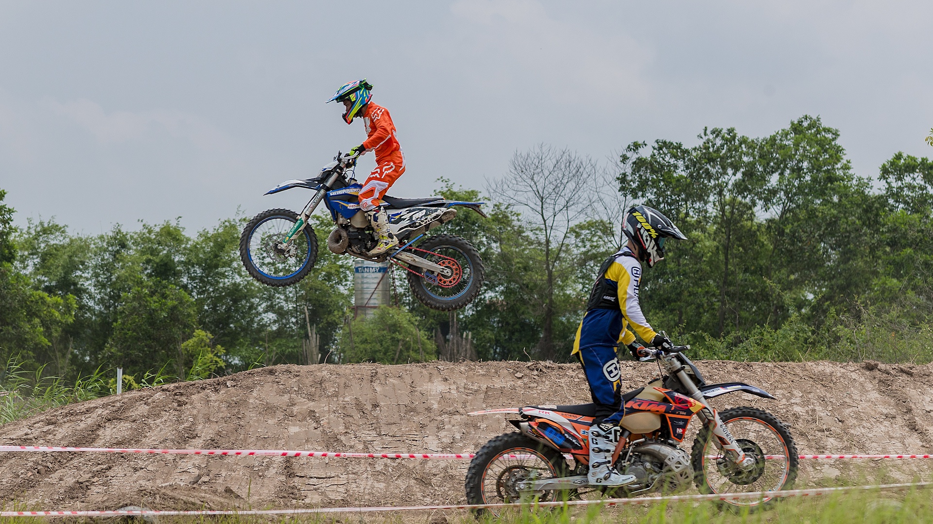 San choi xe dia hinh mien phi tai Ha Noi hinh anh