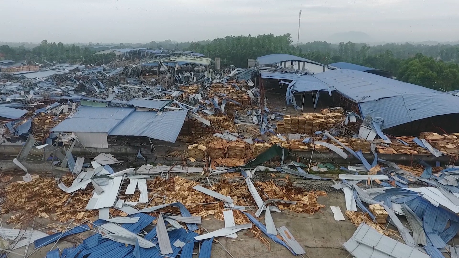 Canh tan hoang o xuong go bi loc cuon khien 3 nguoi chet hinh anh