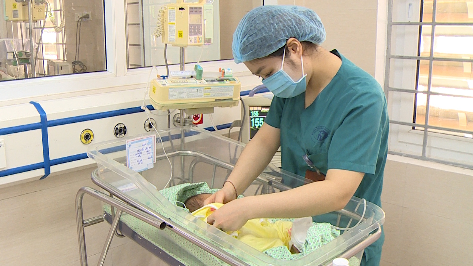 Be so sinh bi bo roi o ho ga nhiem trung mau nang hinh anh