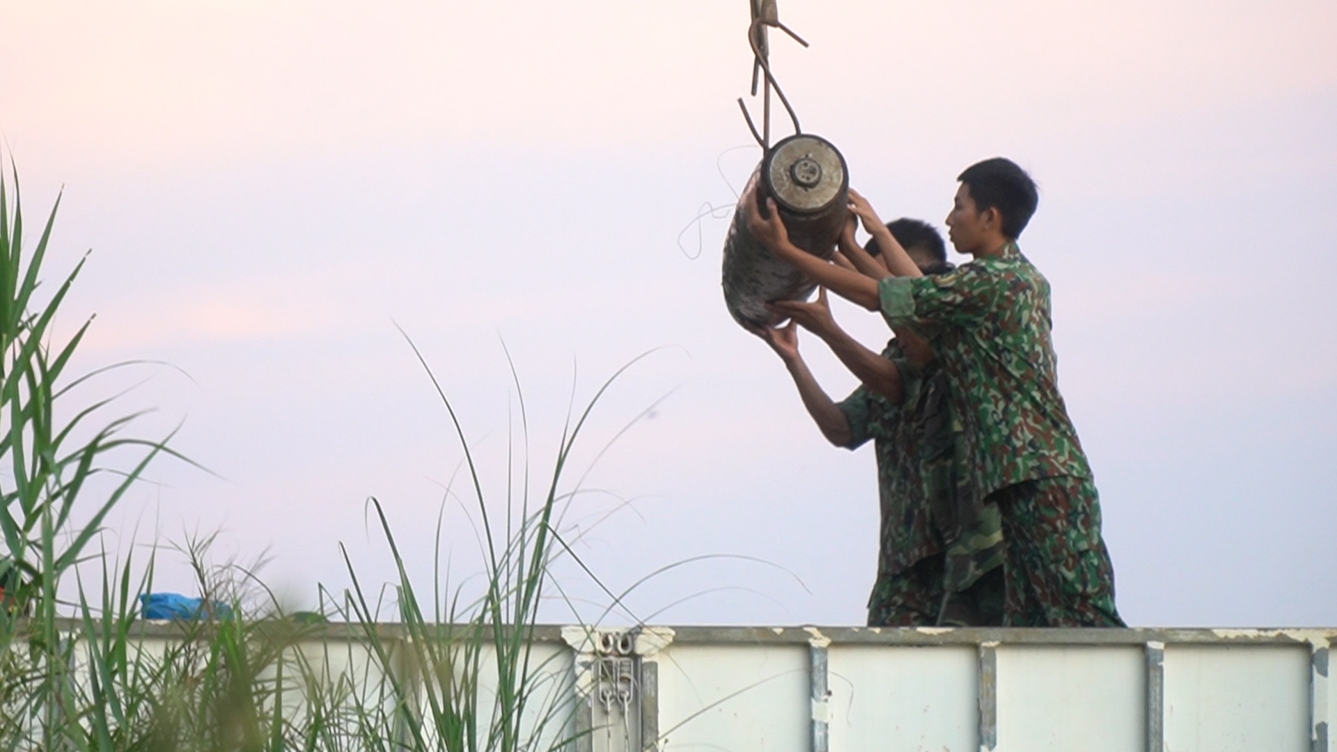 Truc vot qua bom nam gan cau Long Bien hinh anh