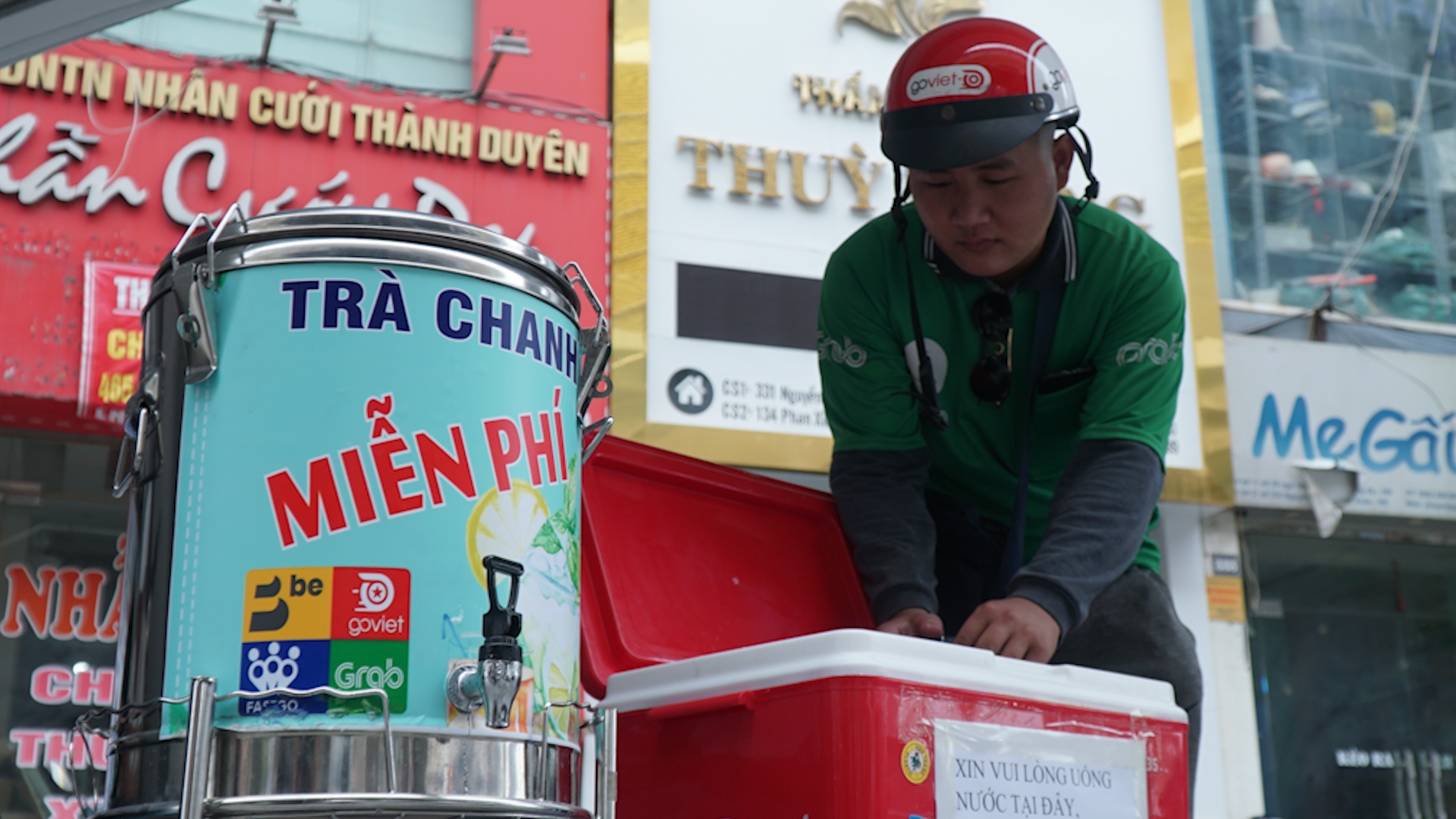 Tra chanh, khan lanh mien phi cho nguoi lao dong tren pho Ha Noi hinh anh