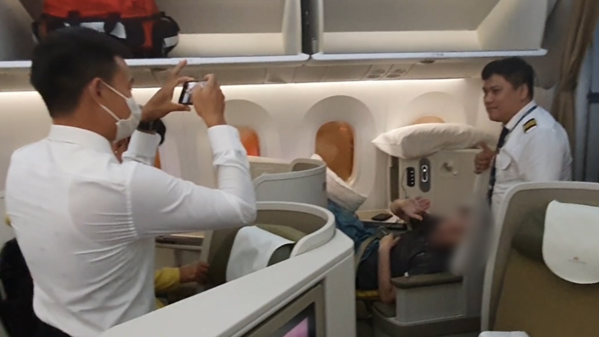 Benh nhan 91 vui ve chup anh cung phi hanh doan truoc khi ve nuoc hinh anh