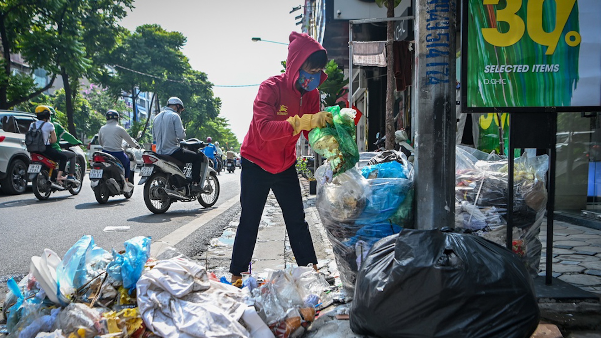Nguoi Ha Noi buc xuc vi rac thai un u trong thoi tiet 39 do C hinh anh