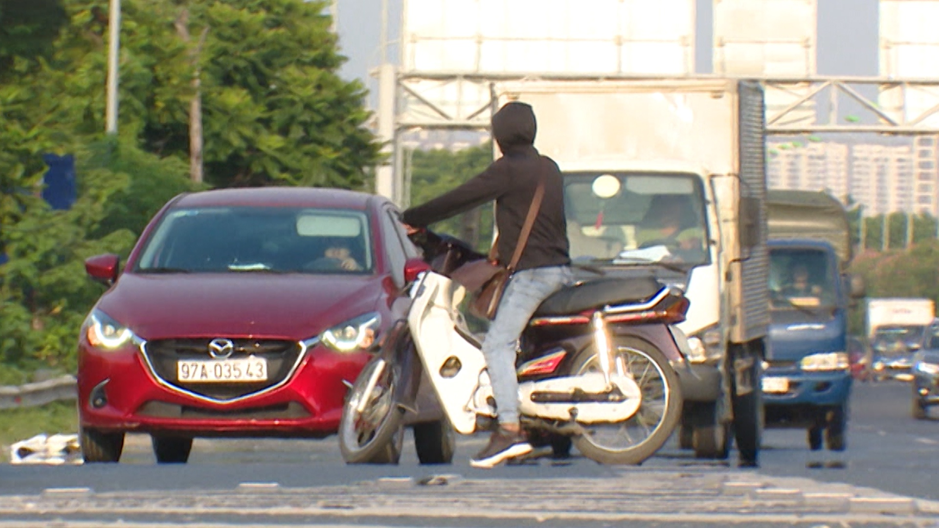 Nhieu nguoi quay dau xe bo chay khi thay CSGT hinh anh