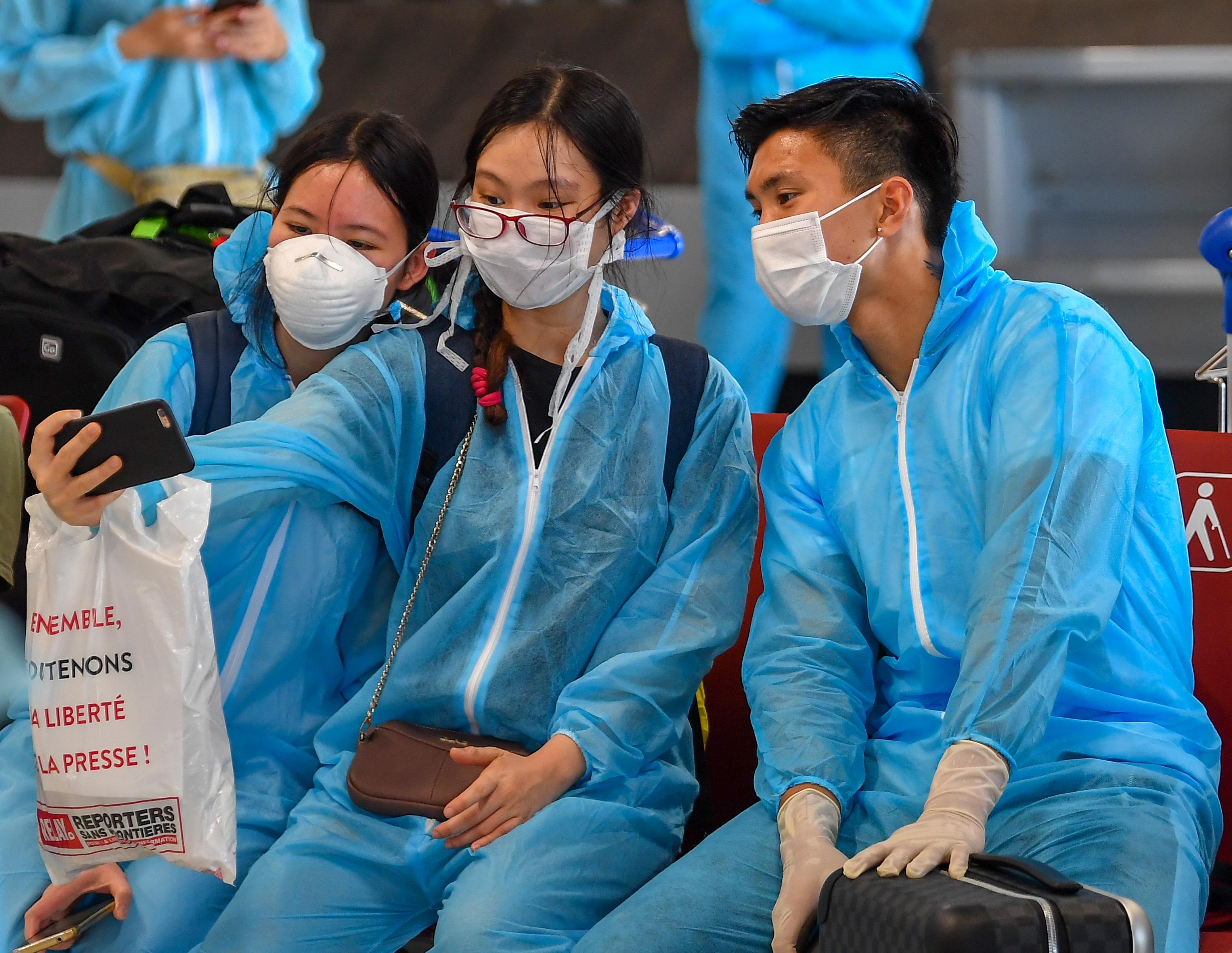 Van Hau than thien chup anh cung nguoi ham mo khi ve nuoc hinh anh