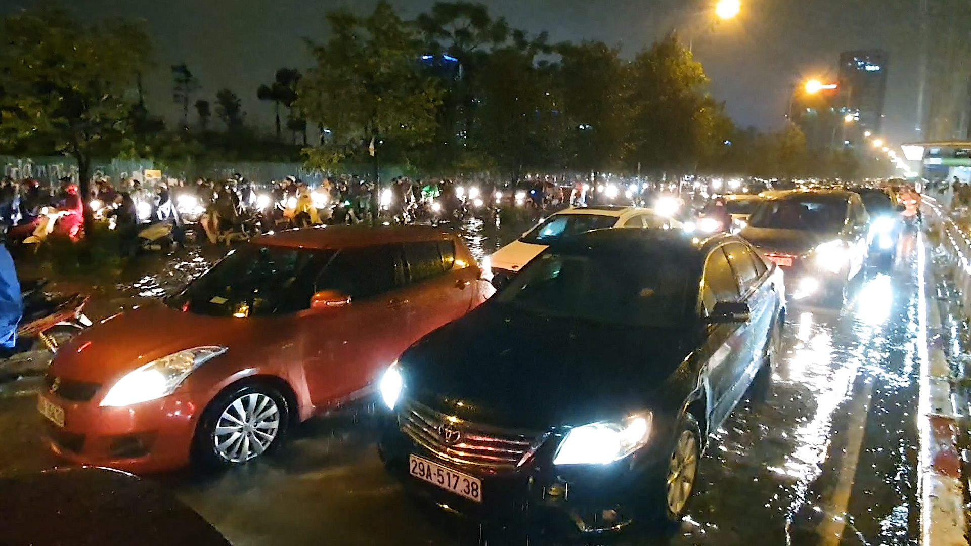 Duong pho Ha Noi un u toi khuya vi tran mua keo dai hinh anh