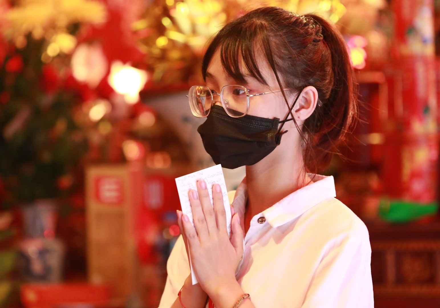 Deo khau trang den Van Mieu cau may truoc ky thi tot nghiep THPT hinh anh