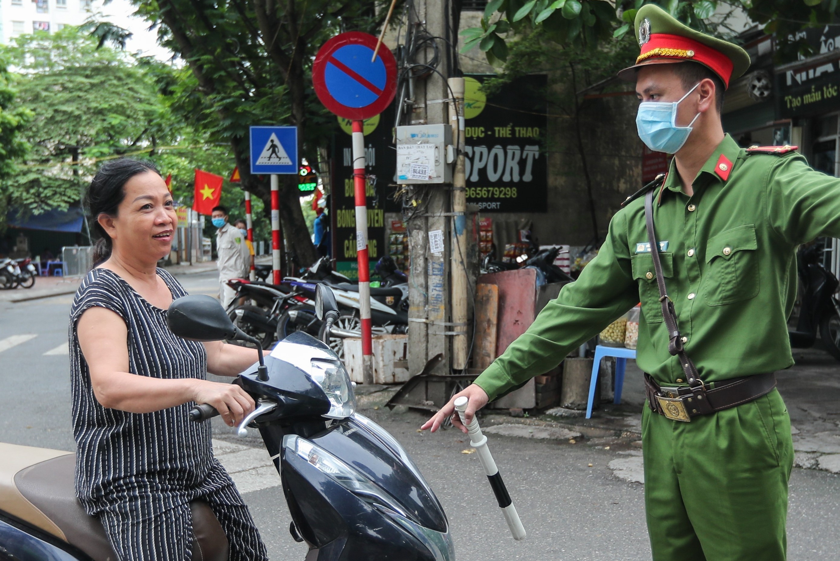 Ha Noi phat nhieu nguoi khong deo khau trang khi ra duong hinh anh