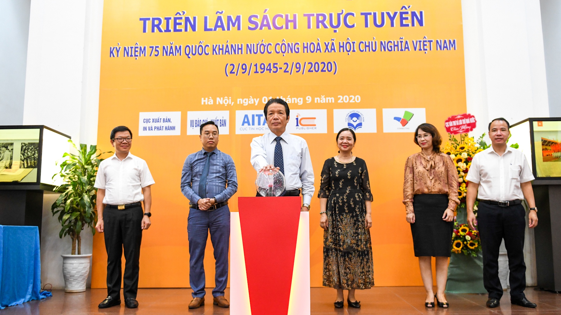 Trien lam hon 1.000 sach, tu lieu ve Quoc khanh 2/9 hinh anh