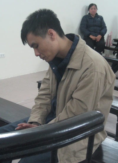 Ten trom rut sung ban cong an hinh anh