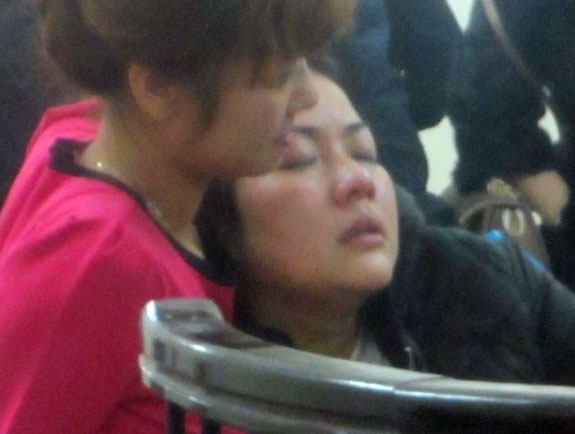 Nu bi cao ngat khi toa tuyen an hinh anh