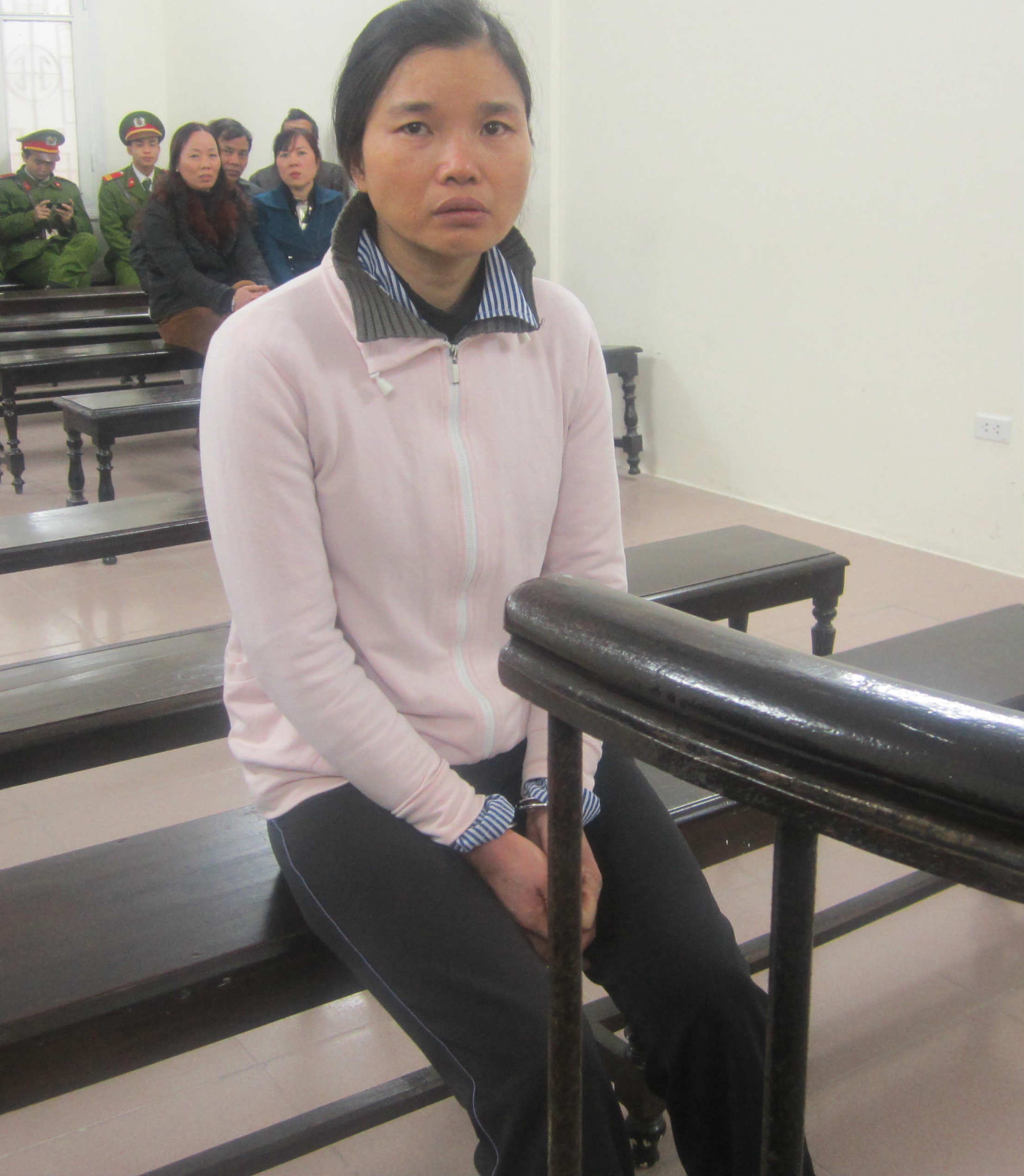 Bo thuoc tru sau vao thuc an dau doc ca nha hang xom hinh anh