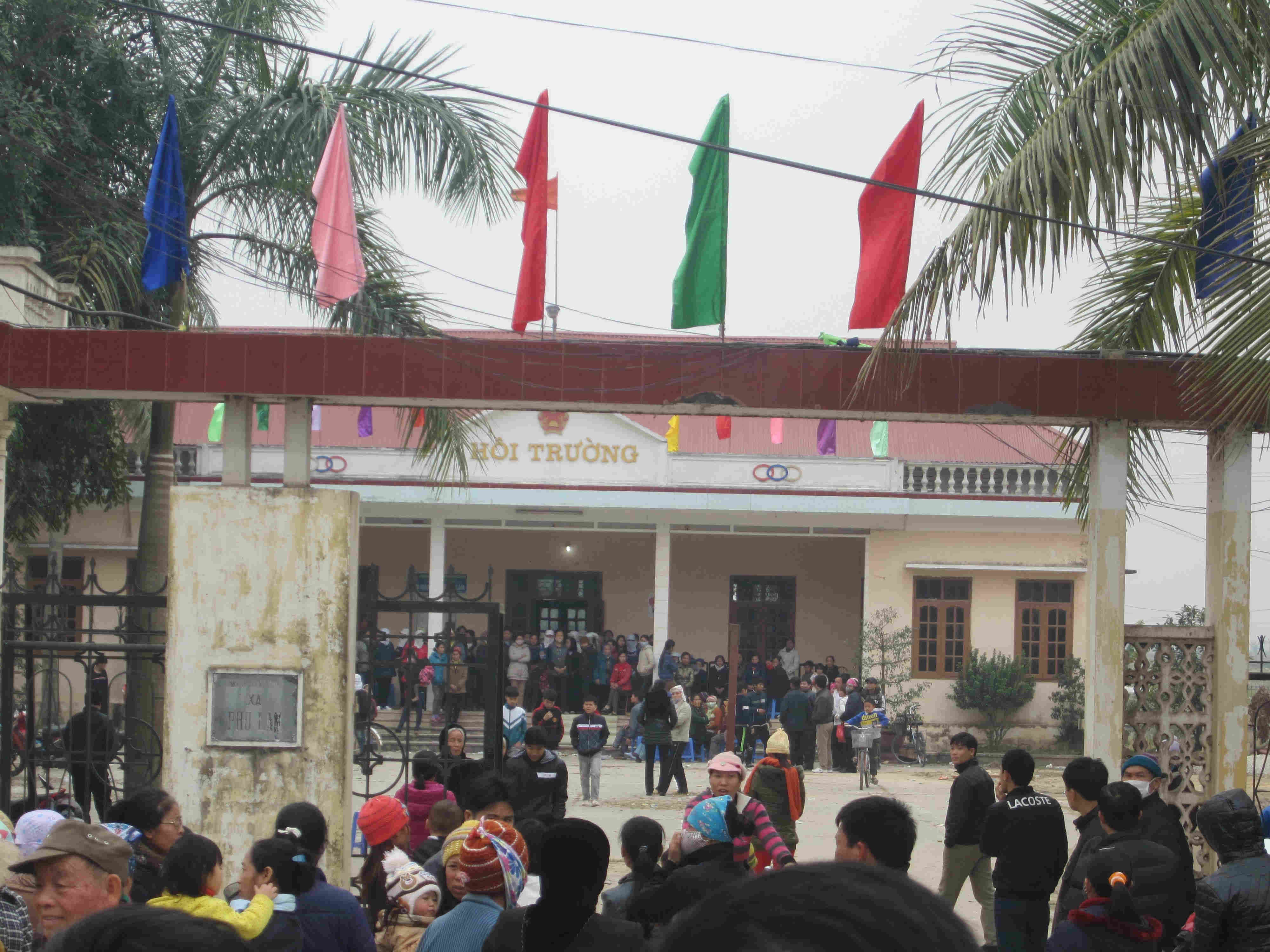 Hang nghin nguoi tu tap, giu chu tich xa suot dem hinh anh