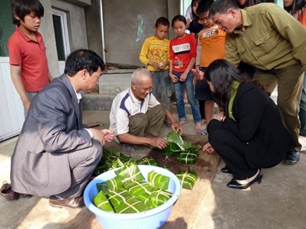 Ngay xuan am ap cua gia dinh 3 doi khong biet den Tet hinh anh