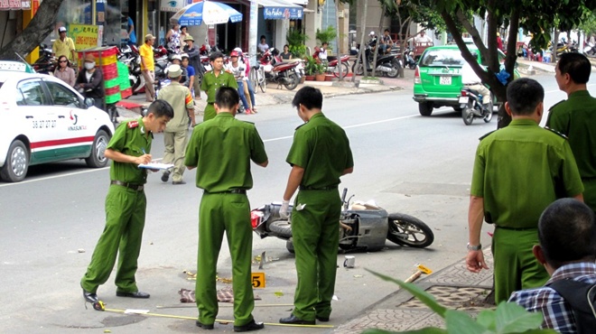 Dang tuan tra, cong an vien bi chem trong thuong hinh anh
