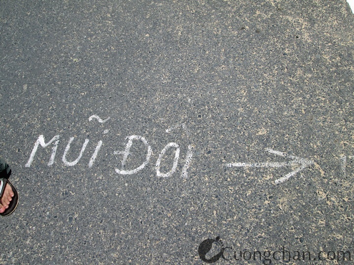 Chỉ đường vào Mũi Đôi ngay trên đường
