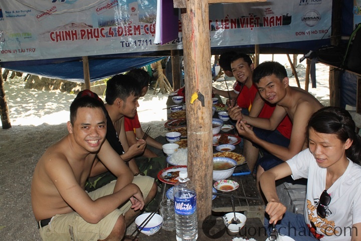 Ăn cơm tại nhà Chú Hai