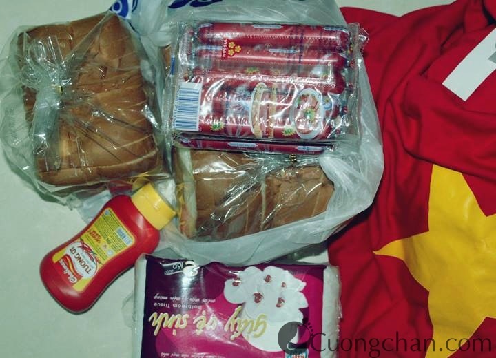 Một số đồ ăn nhanh được chuẩn bị từ Sài Gòn