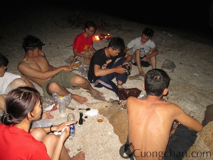 Ăn uống tại bãi Rạng.