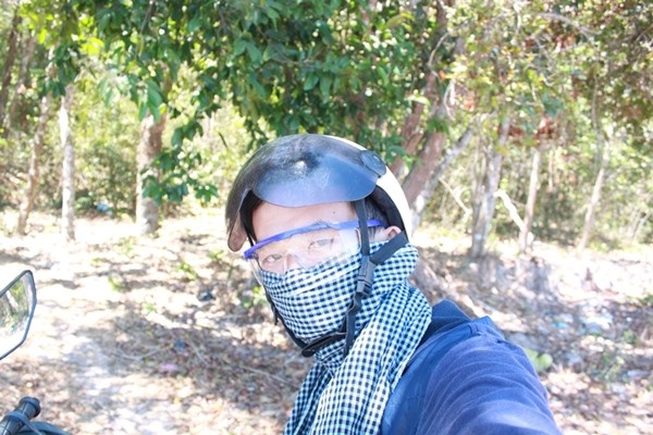 Tranh thủ nghĩ chân trên đường đi.