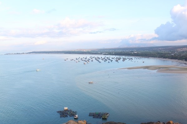 Biển Kê Gà nhìn từ hải đăng.