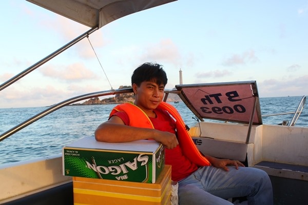 Lên cano tiến về đảo Kê Gà.