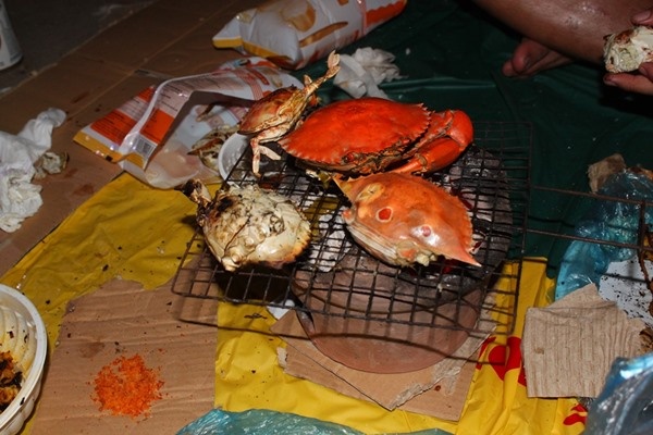 Nướng lại hải sản cho nóng.