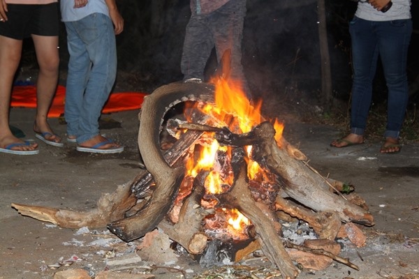 Đốt lửa trại ở mũi Kê gà.