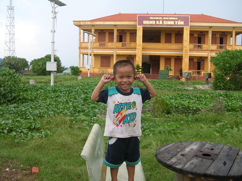 Nét ngây thơ, hồn nhiên của trẻ em vùng biển trên đảo Sinh Tồn.