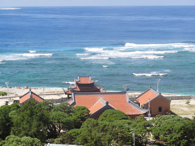 Ở hầu khắp các đảo chìm, đảo nổi của quần đảo quê hương đều có thể thấy nước biển và màu trời trải dài, xanh vô tận.