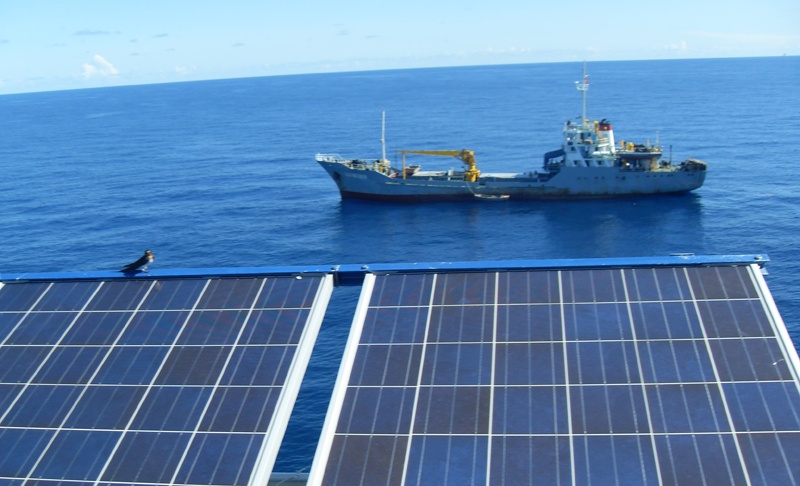 Ở hầu khắp các đảo chìm, đảo nổi của quần đảo quê hương đều có thể thấy nước biển và màu trời trải dài, xanh vô tận.