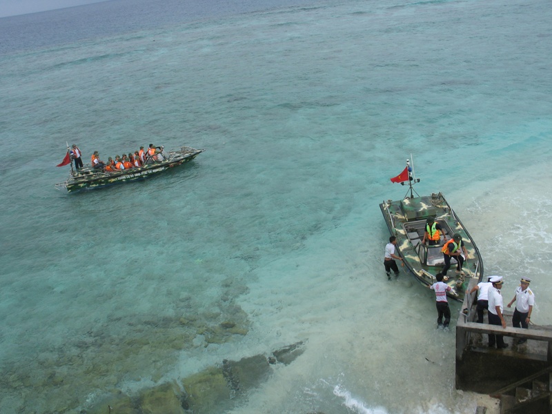 Ở hầu khắp các đảo chìm, đảo nổi của quần đảo quê hương đều có thể thấy nước biển và màu trời trải dài, xanh vô tận.