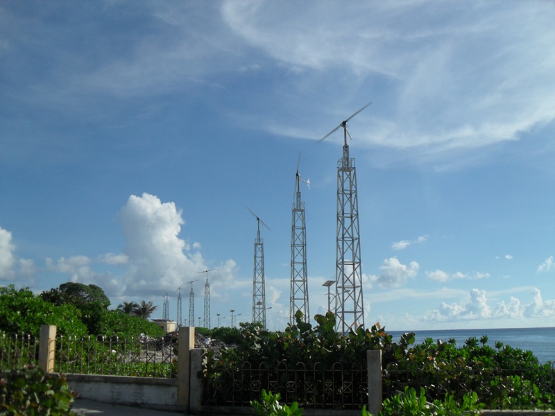 Pin mặt trời, quạt gió được lắp đặt tại đây đã đảm bảo cung cấp tổng điện năng hơn  5.167Kwh/ngày, đủ năng lượng 24/24 giờ phục vụ chiến đấu và sinh hoạt cho quân và dân Trường Sa. 