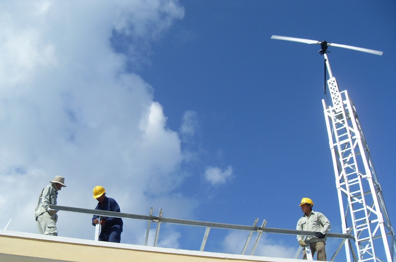 Giữa nắng oi gắt của hải đảo, đội ngũ công nhân và chuyên viên kỹ thuật vẫn miệt mài làm việc để bảo trì hệ thống điện sạch, phục vụ tốt hơn cho nhu cầu chiến đấu, sinh hoạt của chiến sĩ và quân dân Trường Sa.