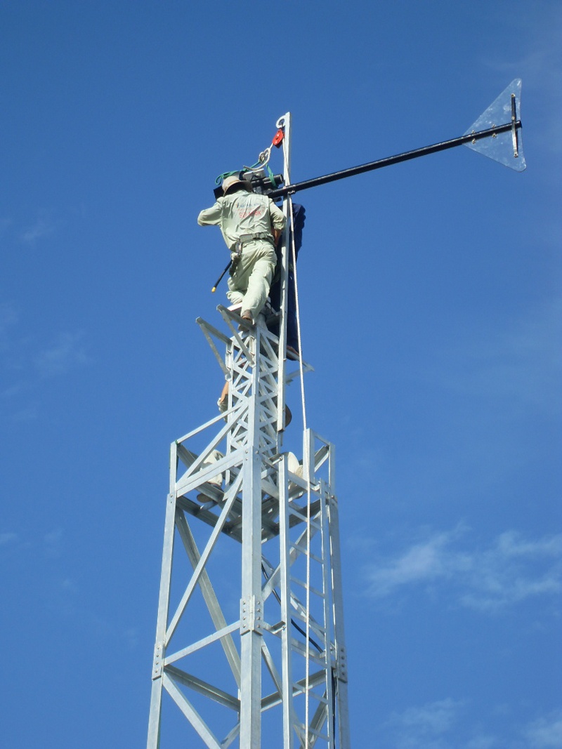 Giữa nắng oi gắt của hải đảo, đội ngũ công nhân và chuyên viên kỹ thuật vẫn miệt mài làm việc để bảo trì hệ thống điện sạch, phục vụ tốt hơn cho nhu cầu chiến đấu, sinh hoạt của chiến sĩ và quân dân Trường Sa.