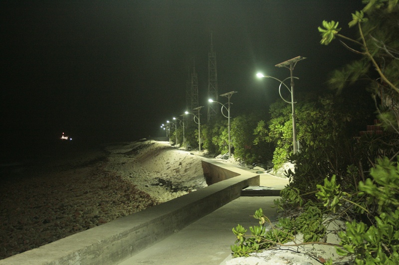 Không chỉ có biển trời trong xanh, thơ mộng, về đêm Trường Sa cũng lung linh trong ánh điện không khác gì một thành phố sôi động ở đất liền.