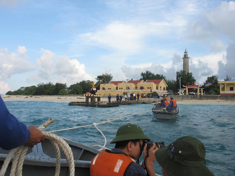 Thời gian lý tưởng nhất để đến thăm Trường Sa là vào khoảng tháng … đến tháng …, vì đây là thời điểm nắng vàng như rót mật lên biển đảo.