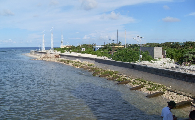 Một góc biển trên đảo Trường Sa lớn đẹp và thơ mộng với cát trắng, cây cỏ xanh tươi và nước biển trong vắt.