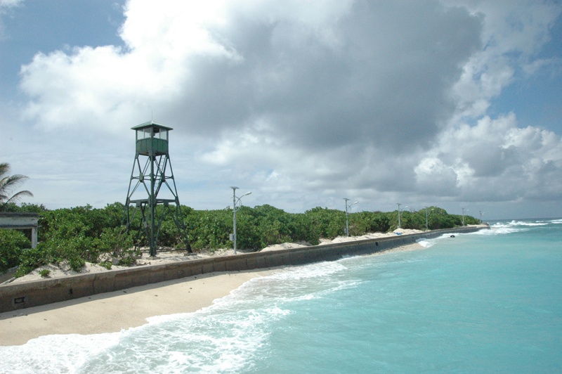 Một góc biển trên đảo Trường Sa lớn đẹp và thơ mộng với cát trắng, cây cỏ xanh tươi và nước biển trong vắt.